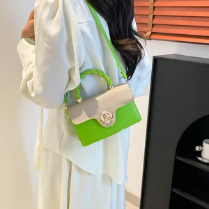 Borsa bicolore verde e crema con chiusura a fiore dorata e manico intrecciato