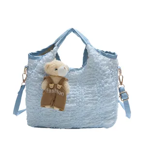 Sac à main bleu clair plissé avec breloque ours en peluche et bandoulière