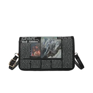 Zwarte crossbodytas met stijlvolle krantenprint flap en gouden metalen gespen