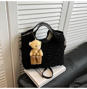 Moderna borsa a secchiello nera plissettata con ciondolo a orsetto e tracolla rimovibile
