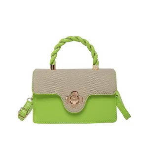 Borsa a tracolla patchwork verde e beige con fibbia floreale e manico intrecciato