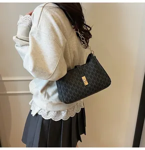 Détails du sac sous l'aisselle à motif monogramme avec chaîne dorée et boucle métal
