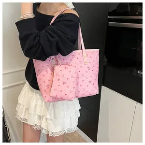 Détail du sac cabas rose imprimé cerises avec sa pochette à fermeture éclair assortie