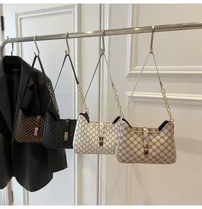 Détail de quatre sacs portés épaule à motifs avec chaînes dorées et boucles en métal