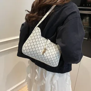 Sac sous le bras chic pour femme avec imprimé monogramme M gris et boucle dorée
