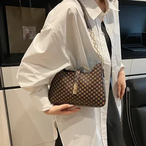 Sac bandoulière rétro à motif géométrique avec boucle dorée et bandoulière en cuir et chaîne