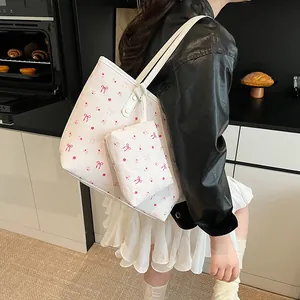 Grand sac cabas blanc avec imprimé cerise rose et nœud porté à l'épaule