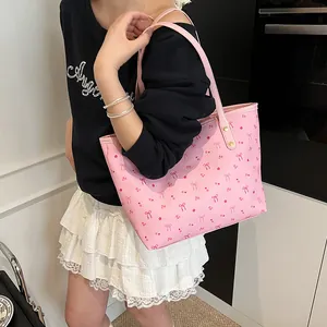 Sac cabas rose à imprimé cerise et nœud avec bandoulière réglable et détails dorés