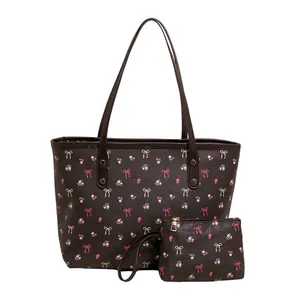 Ensemble cabas avec imprimé cerises et nœuds roses sur fond marron foncé