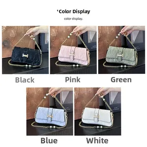 Détails de cinq couleurs de sacs baguette français avec chaîne dorée et texture plissée
