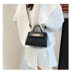 Élégant sac bandoulière tissé noir pour femme avec des détails dorés raffinés