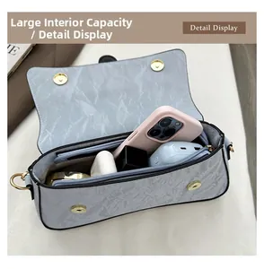 Vue détaillée de l'intérieur du sac bleu clair montrant la grande capacité et la poche zippée