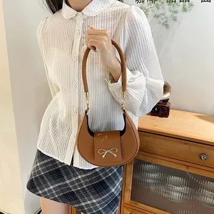 Borsa a mezzaluna marrone in stile francese con fiocco dorato e tracolla fissa