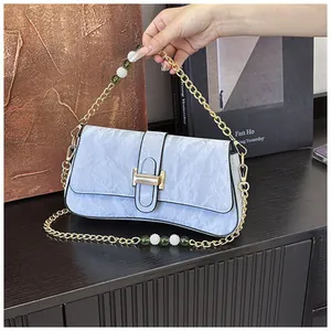 Vue détaillée du sac en cuir plissé bleu clair avec boucle H dorée et chaîne perle