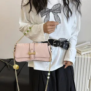 Sac baguette rose clair au design français avec chaîne en perles et boucle dorée H