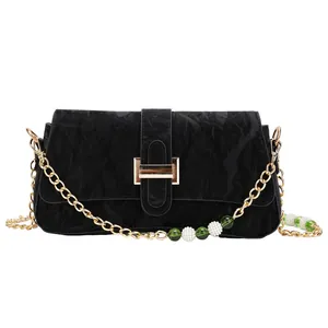 Sac à bandoulière noir plissé de style français avec chaîne dorée et perles déco