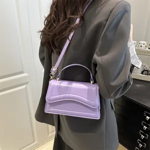 Sac à main bandoulière violet chic avec rabat ondulé pour femme au style urbain
