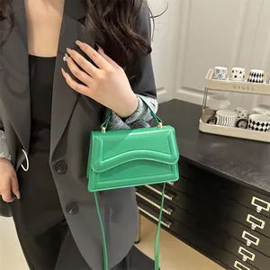 Sac à main bandoulière en cuir vert vif à surpiqûres géométriques pour femme