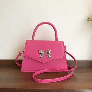Damen Handtasche in Pink mit silberner Metallschleife und abnehmbarem Schultergurt