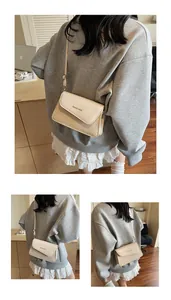 Detail van een geweven crème crossbodytas met Fashion & Bags tekst en smalle riem