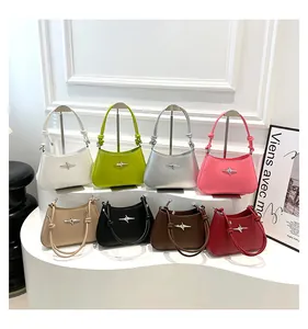 Detalle que muestra varios colores de bolsos bandolera anudados con logo de estrella plateada