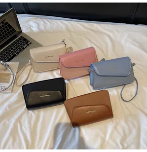 Detailopname van vierkante crossbodytassen in vijf kleuren met geweven textuurdetails