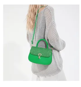 Detail van de levendige groene leren tas met glinsterende pailletten en goudwerk