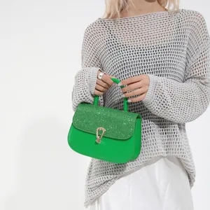 Elegante limoengroene leren tas met fonkelende strass-flap en gouden sluiting