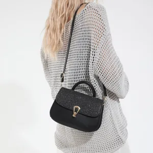 Chique zwarte crossbody tas met glitterflap en gouden hoefijzer gesp voor dames