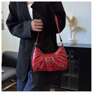 Bolso bajo el brazo retro de cuero PU rojo con hebilla de metal plateado y pliegues vintage