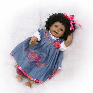 Muñeca Reborn realista de piel oscura con pelo rizado y vestido denim con bordados