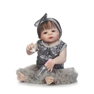 Realistische Reborn-Babypuppe im silbernen Pailletten-Tutu mit Fläschchen und Schnuller