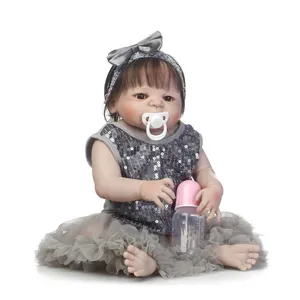 Realistische Reborn Baby-Puppe Mädchen mit grauem Paillettenkleid und Fläschchen