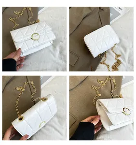Detailansichten der weißen Stepptasche mit goldener Kette und rundem Verschluss