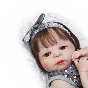 Lebensechte Realistische Reborn Baby Mädchen Puppe Vollsilikon Körper Waschbar Neugeborene Puppe Mit Silber Paillettenkleid Flasche Schnuller