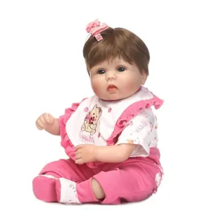Realistische Reborn Babypuppe im rosa Outfit mit Bärenprint und süßem Stirnband