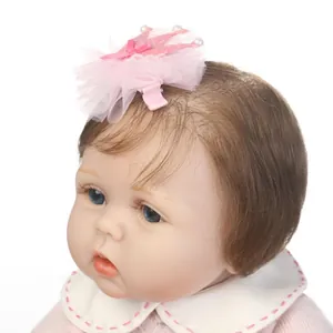 Pince à cheveux couronne rose avec tulle et perles sur un modèle de poupée réaliste