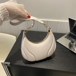 Sac Hobo pour Femmes en Cuir PU Gaufré de Style Français Sac à Épaule Rétro Sous le Bras Avec Accessoires Dorés Doublure Rouge