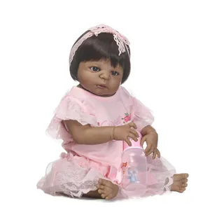 Poupée bébé reborn noire réaliste en robe de dentelle rose avec biberon et bandeau