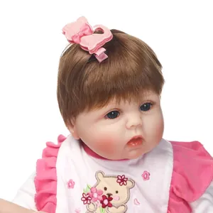 Lebensechte Reborn-Babypuppe mit braunem Haar, blauen Augen und rosa Bären-Outfit