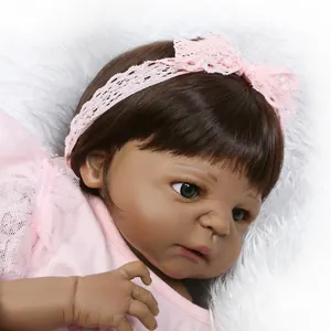 Poupée bébé Reborn réaliste à peau foncée avec cheveux bruns et bandeau en dentelle rose