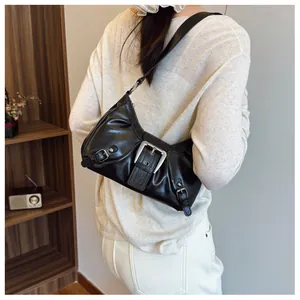 Detalle del bolso de hombro en cuero PU negro plisado con tres hebillas de metal plateado