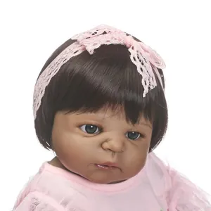 Poupée bébé afro-américaine réaliste avec bandeau en dentelle rose et texture de peau fine