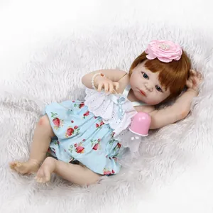 Poupée nouveau-né réaliste avec barboteuse à fraises, bandeau à fleurs et biberon