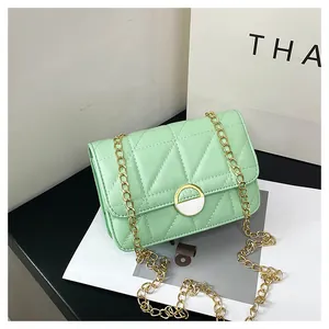 Detail der mintgrünen Stepptasche aus PU-Leder mit Goldkette und Rundverschluss