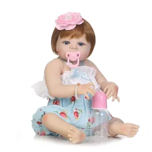 Poupée nouveau-né réaliste 0-3M aux yeux bleus, bandeau floral et tenue à fraises rose