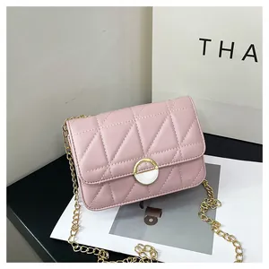 Detailansicht der rosa gesteppten Handtasche mit geometrischem Muster und Metallschnalle