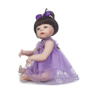 Poupée bébé reborn réaliste en robe en maille violette avec cheveux châtains et yeux verts