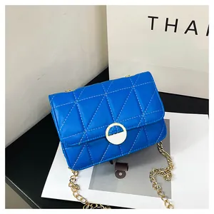 Nahaufnahme der blauen gesteppten Umhängetasche mit weißen Nähten und goldener Kette