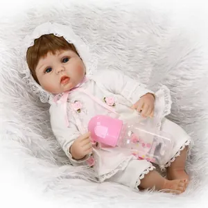 Poupée Reborn Réaliste 40cm Membres en Silicone Et Corps en Tissu Simulation Nouveau-né Avec Robe en Dentelle Et Biberon